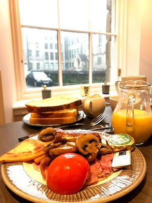 Drinks and Dining at the Ten Hill Place Hotel