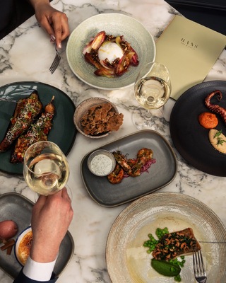 Hans' Bar and Grill at the 11 Cadogan Gardens Hotel