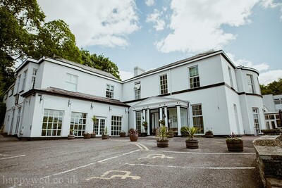 The Everest Bistro at the Manor Hotel